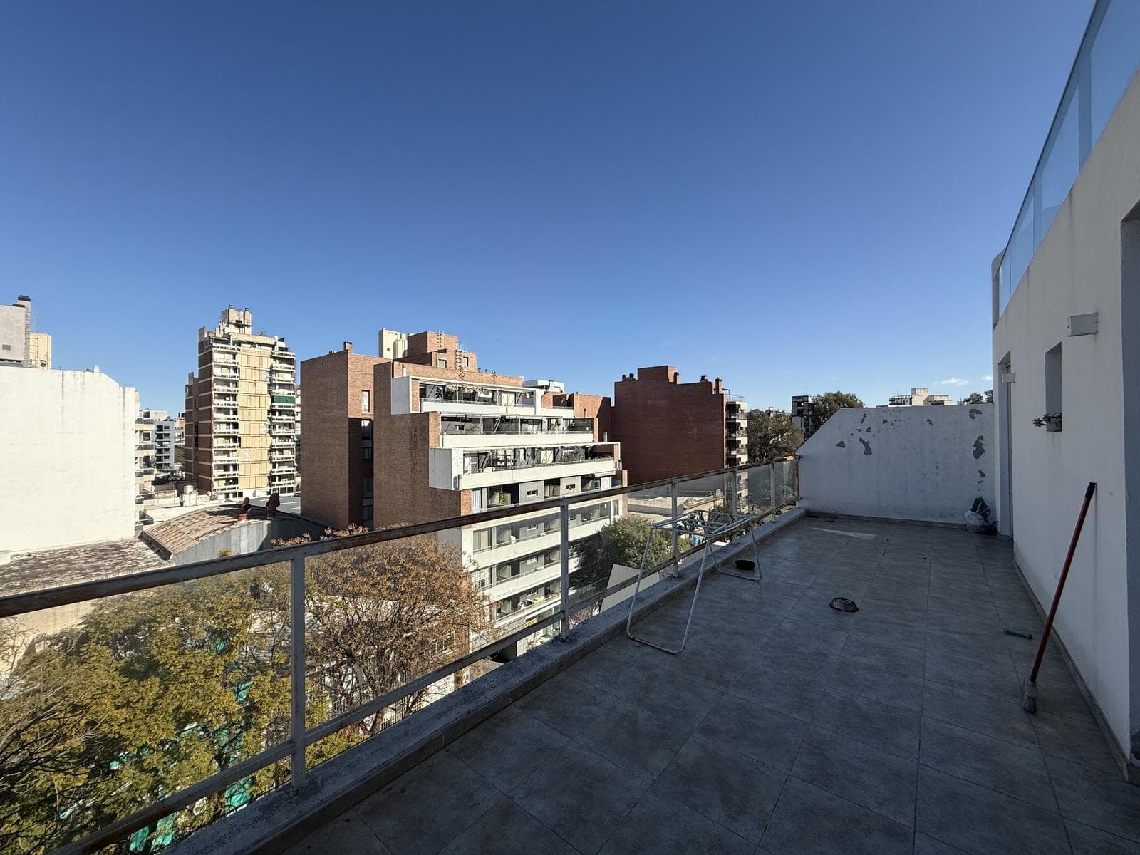 VENTA DEPARTAMENTO 2 DORMITORIOS CON GRAN TERRAZA PROPIA A METROS PLAZA ALBERDI - 1