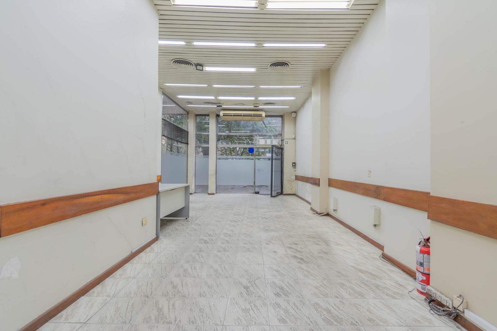 IMPORTANTE LOCAL EN RETIRO CON SUBSUELO Y OFICINAS - 1