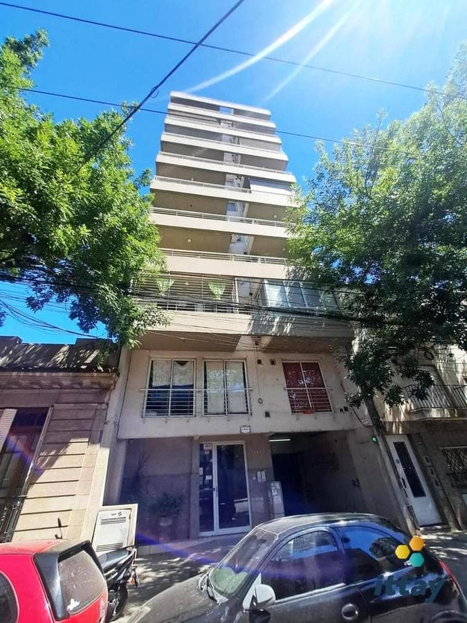 VENTA. Cochera ubicada en PLANTA BAJA. Cubierta, portón automático. - 1