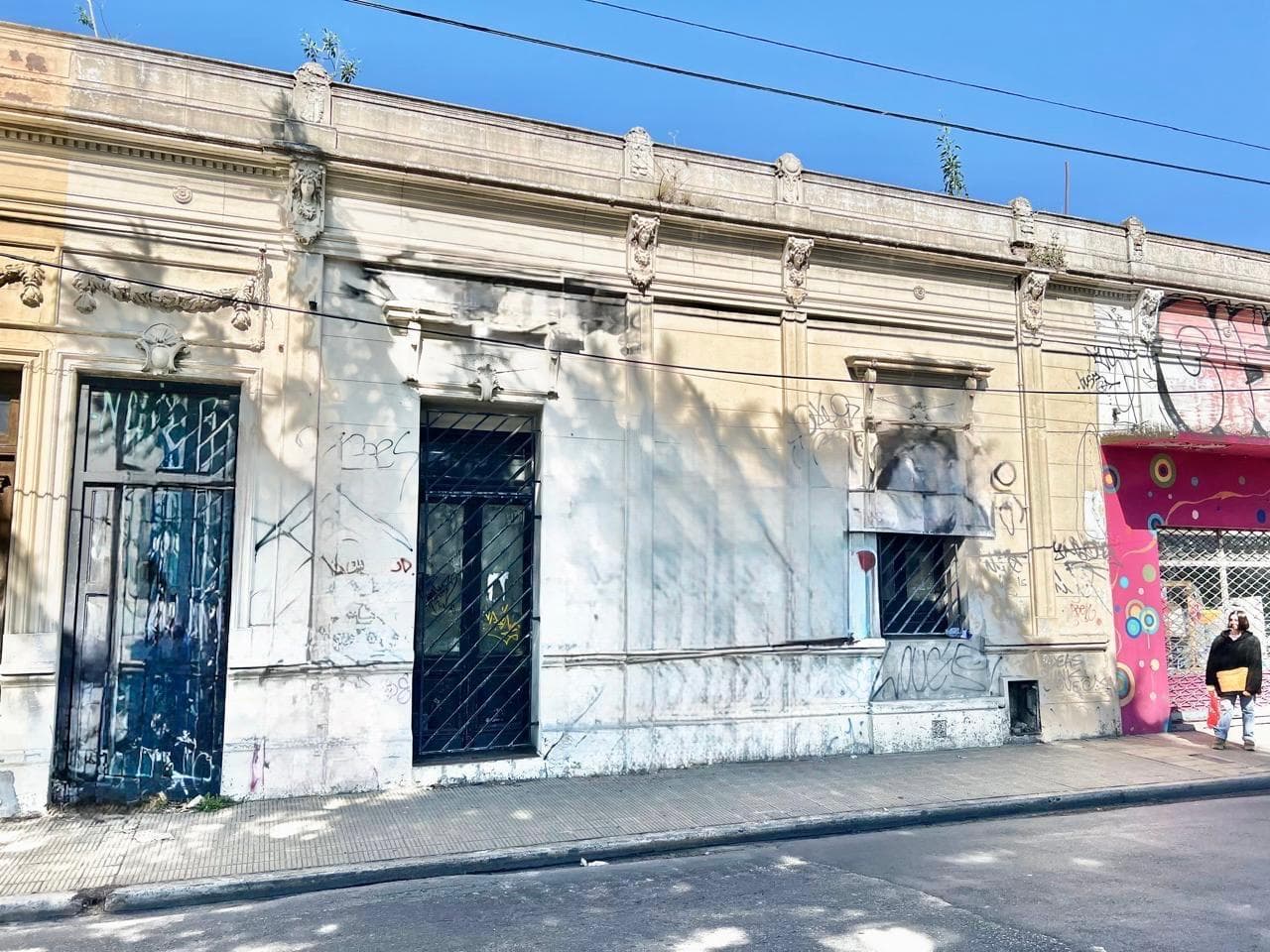 CASONA ANTIGUA FRENTE A LA ESTACION DE MARMOL - 1