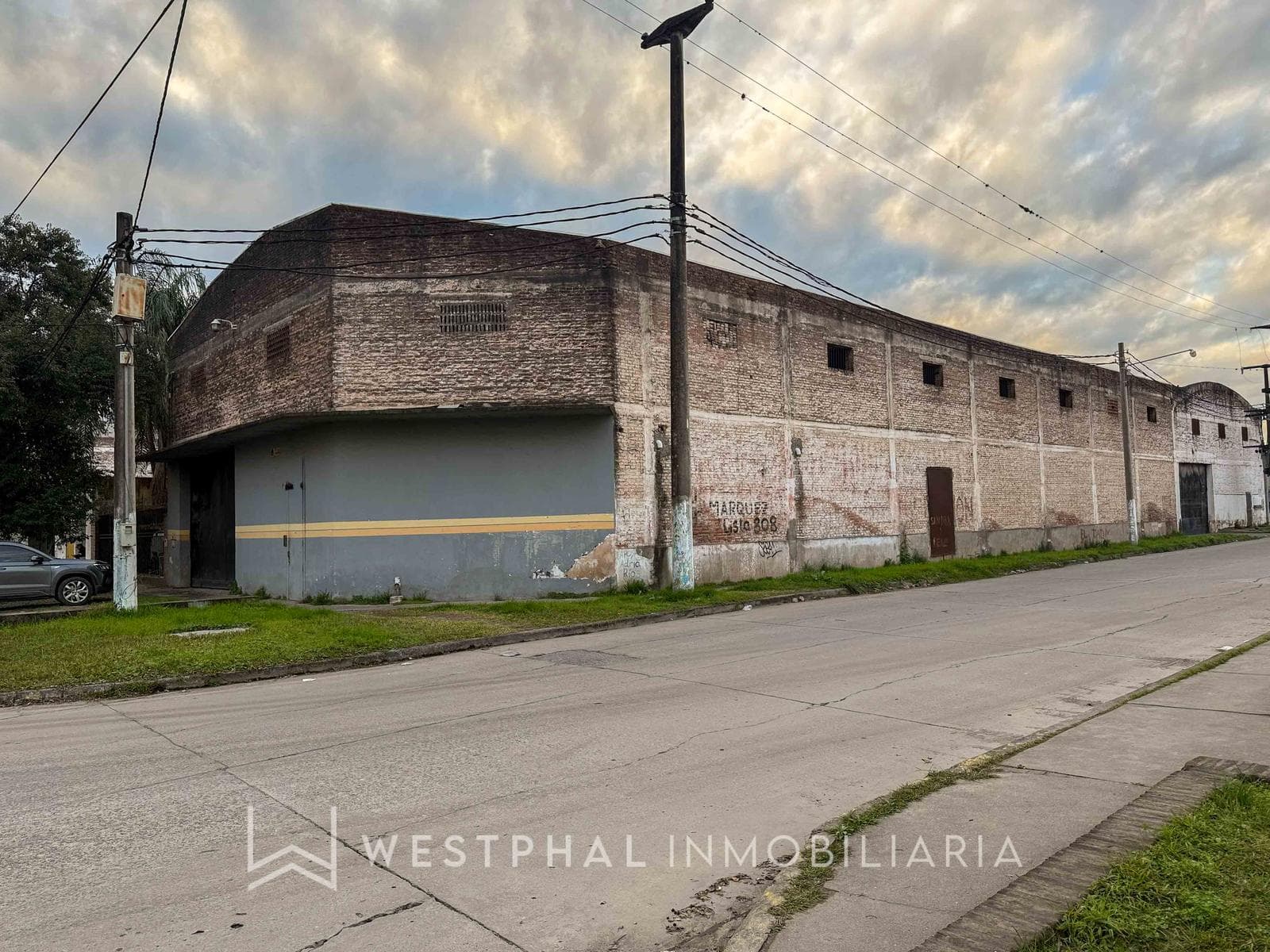 GALPÓN ESQUINA con GRAN VISIBILIDAD de 655 m2 - 1