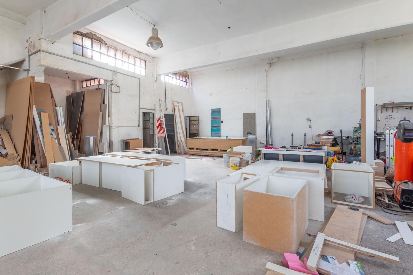 VENTA Galpón doble altura con oficina Villa Lynch PERMUTA - 1