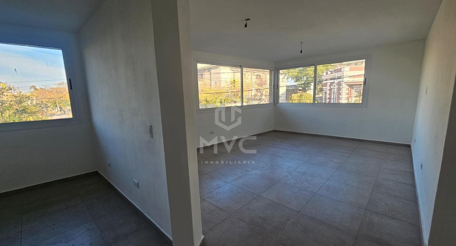 SE VENDE OFICINA, A METROS DE PLAZA DE GODOY CRUZ. - 1