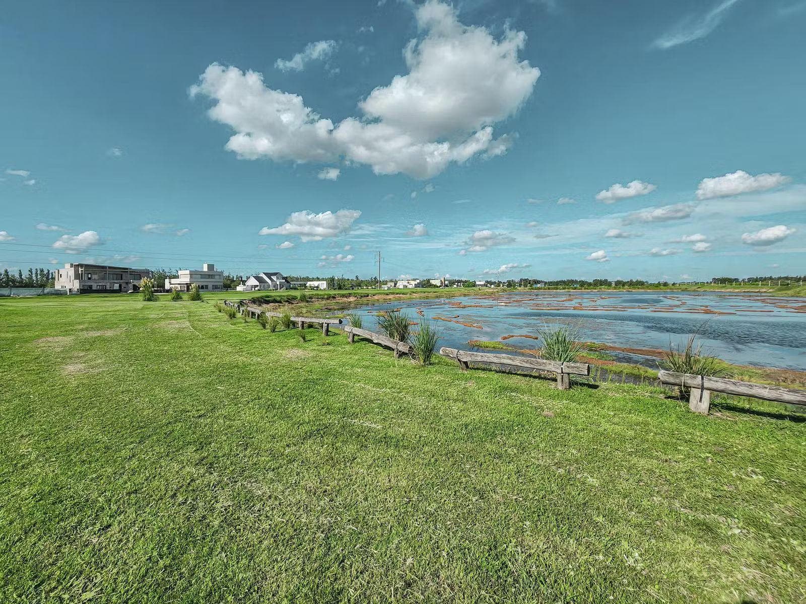 VENTA - Terreno en diagonal al lago - Haras de Funes, Club de Campo. - 1