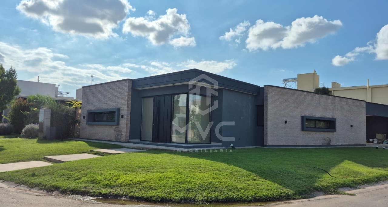 SE VENDE CASA ESQUINA A ESTRENAR, B° PRIVADO LOMAS DE RUSSELL, MAIPU. - 1