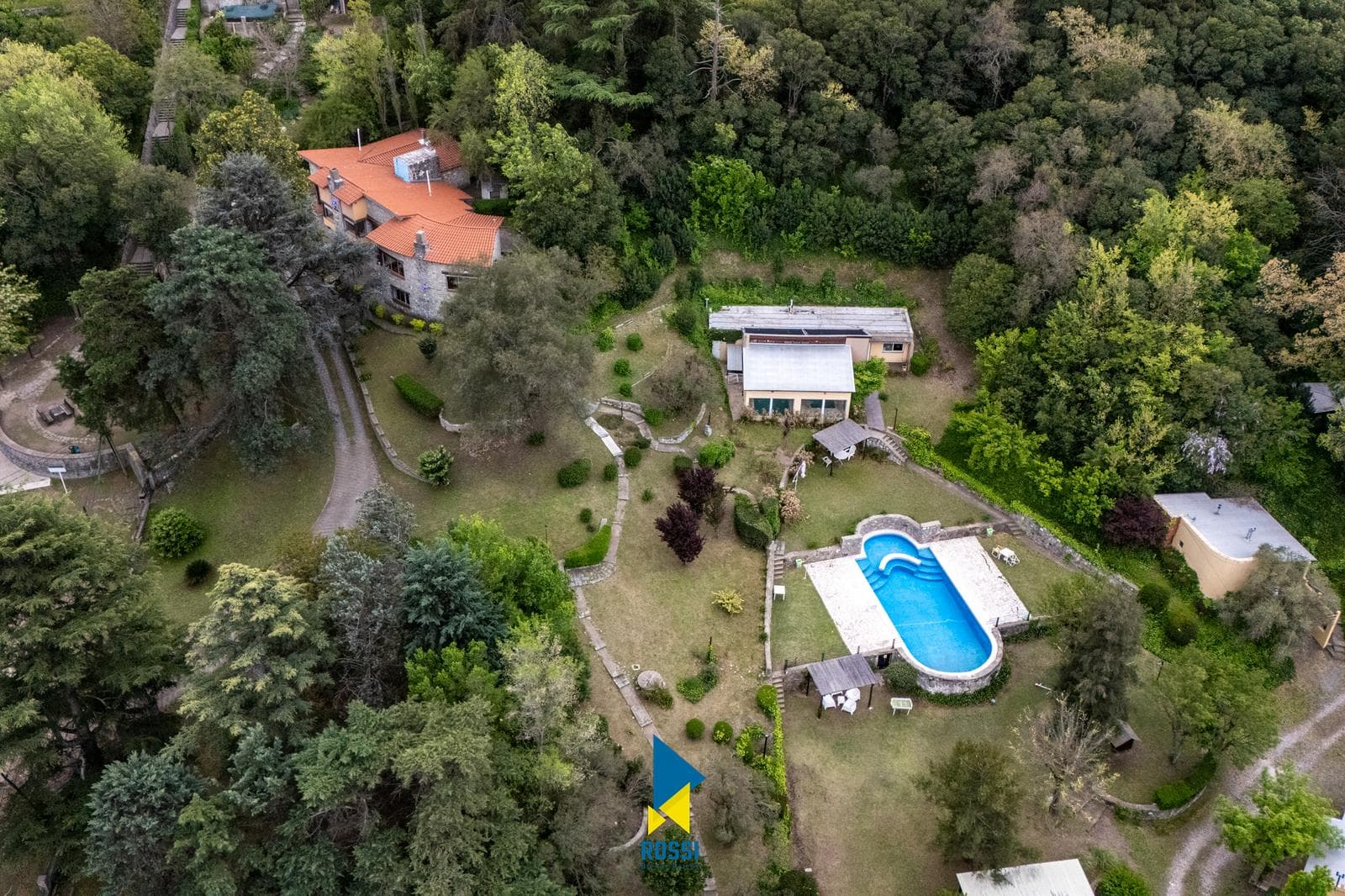 VENTA DE COMPLEJO DE CABAÑAS EN LA FALDA - 1