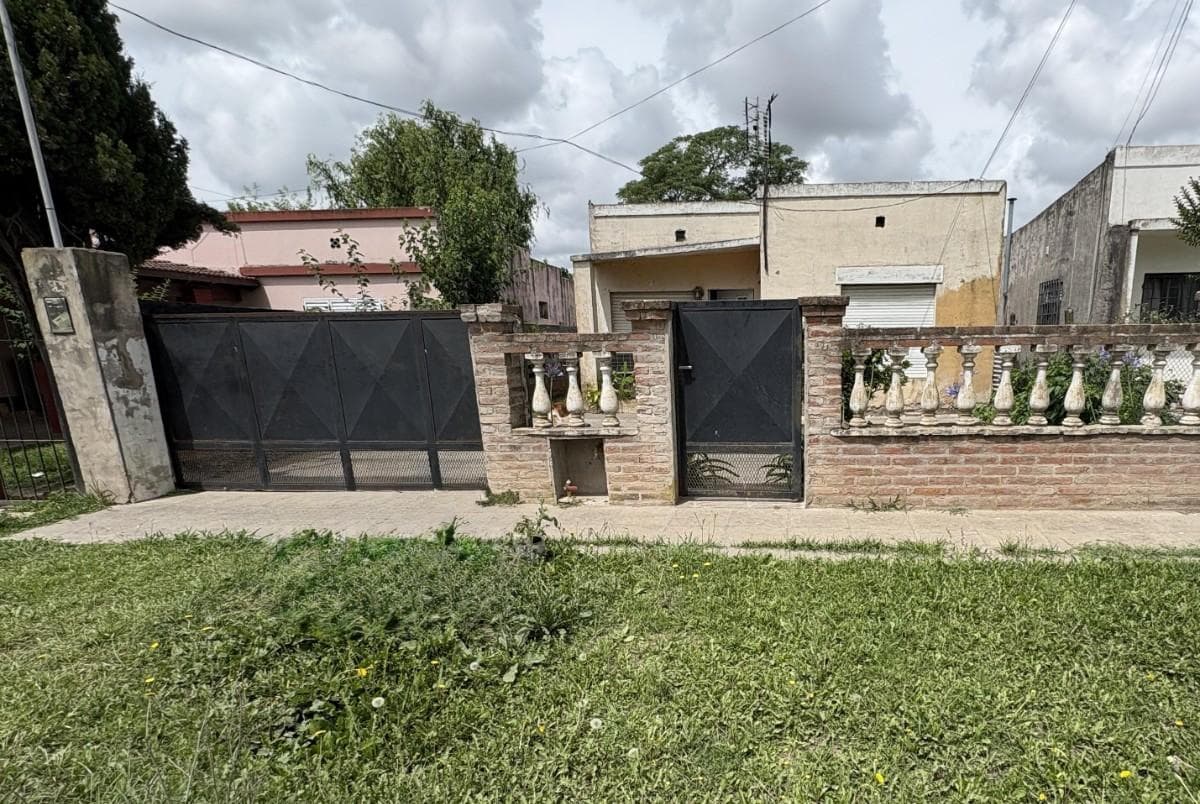 Se vende una casa llena de encanto y pontencial, ubicada en Empalme Lobos - 1