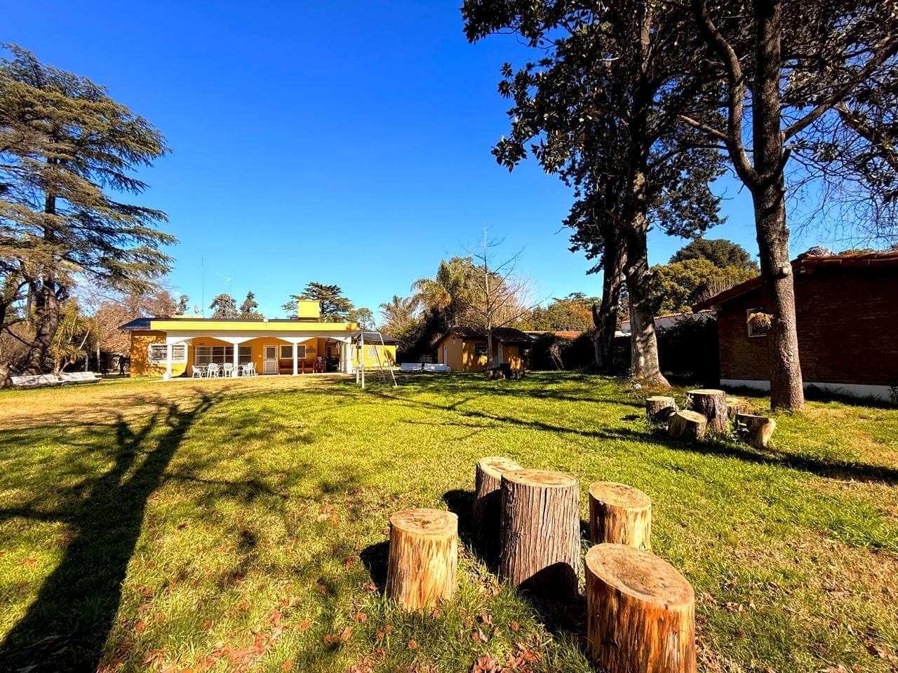 Venta casa quinta en La Reja 5 ambientes con parque, piscina, garage y parrilla. - 1