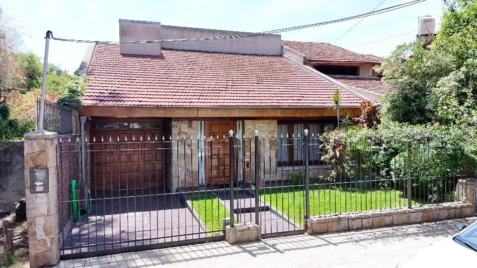 VENTA CASA 5 AMBIENTES EN PARQUE CISNEROS - 1