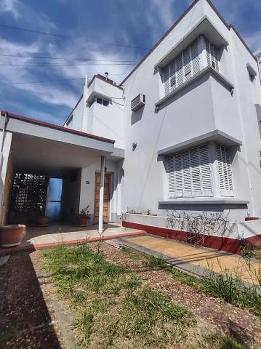 CASA Y TERRENO EN L, DOBLE INGRESO | AV. EVA PERON - 1