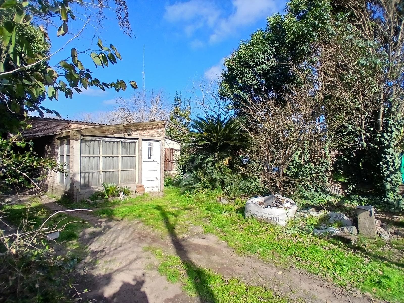 VENTA DE TERRENO CON CASA A DEMOLER O RECICLAR AL 100% - 1