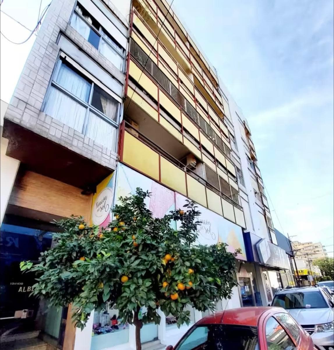 Departamento céntrico en impecable estado, con dos dormitorios, dos baños. cocina, living comedor, lavadero, balcón.-.- - 1