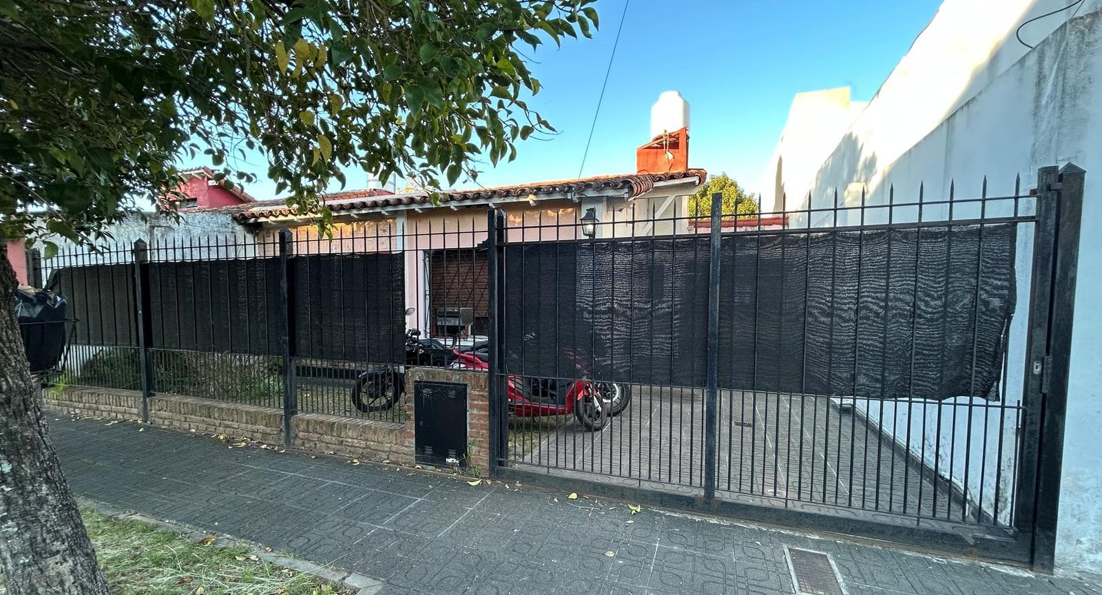 Casa en venta en Villa Adelina sobre lote propio, 3 ambientes con cochera y patio - 1