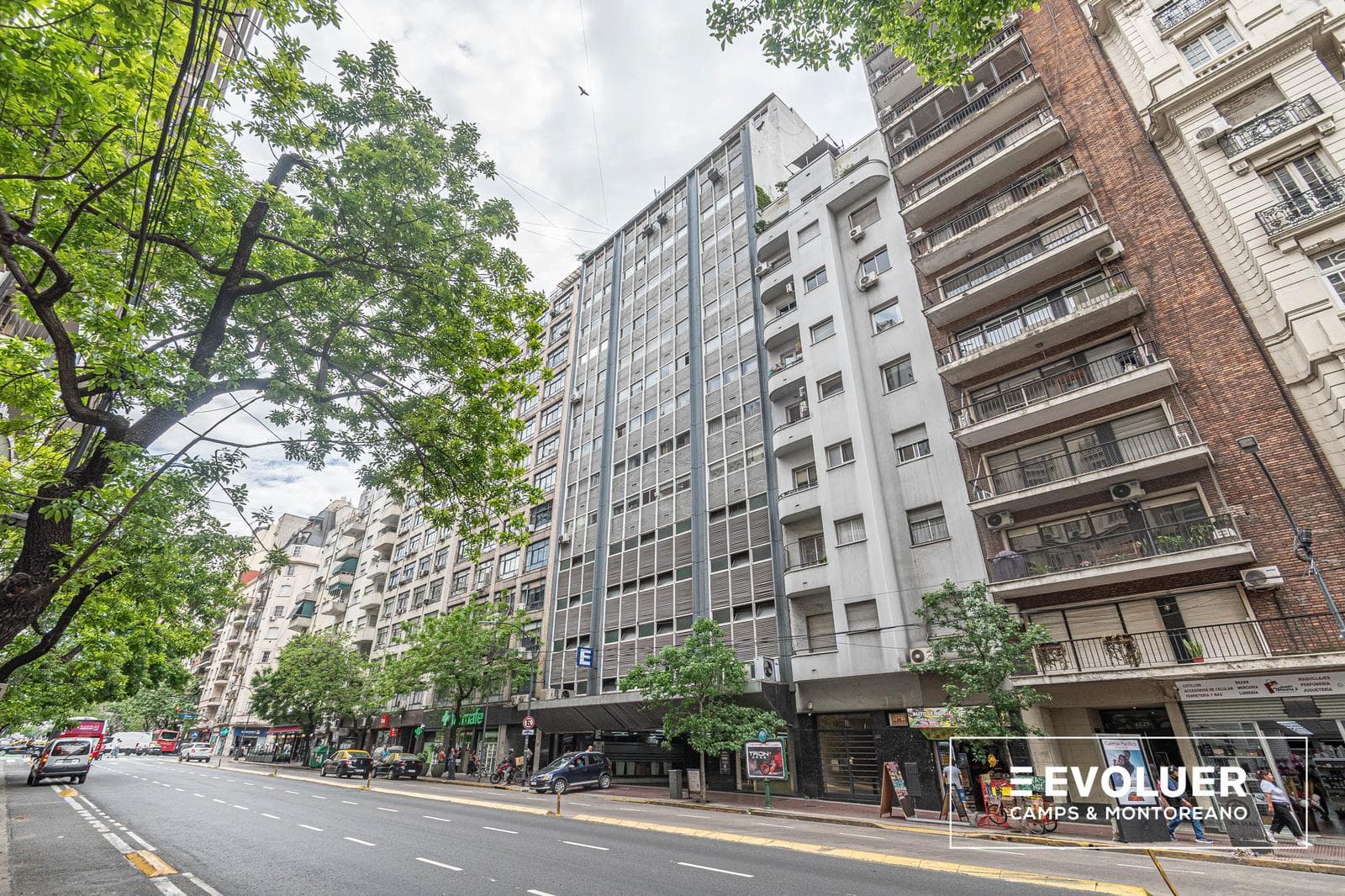 Venta Oficina con despachos, salas de reuniones y cochera en Tribunales - 1