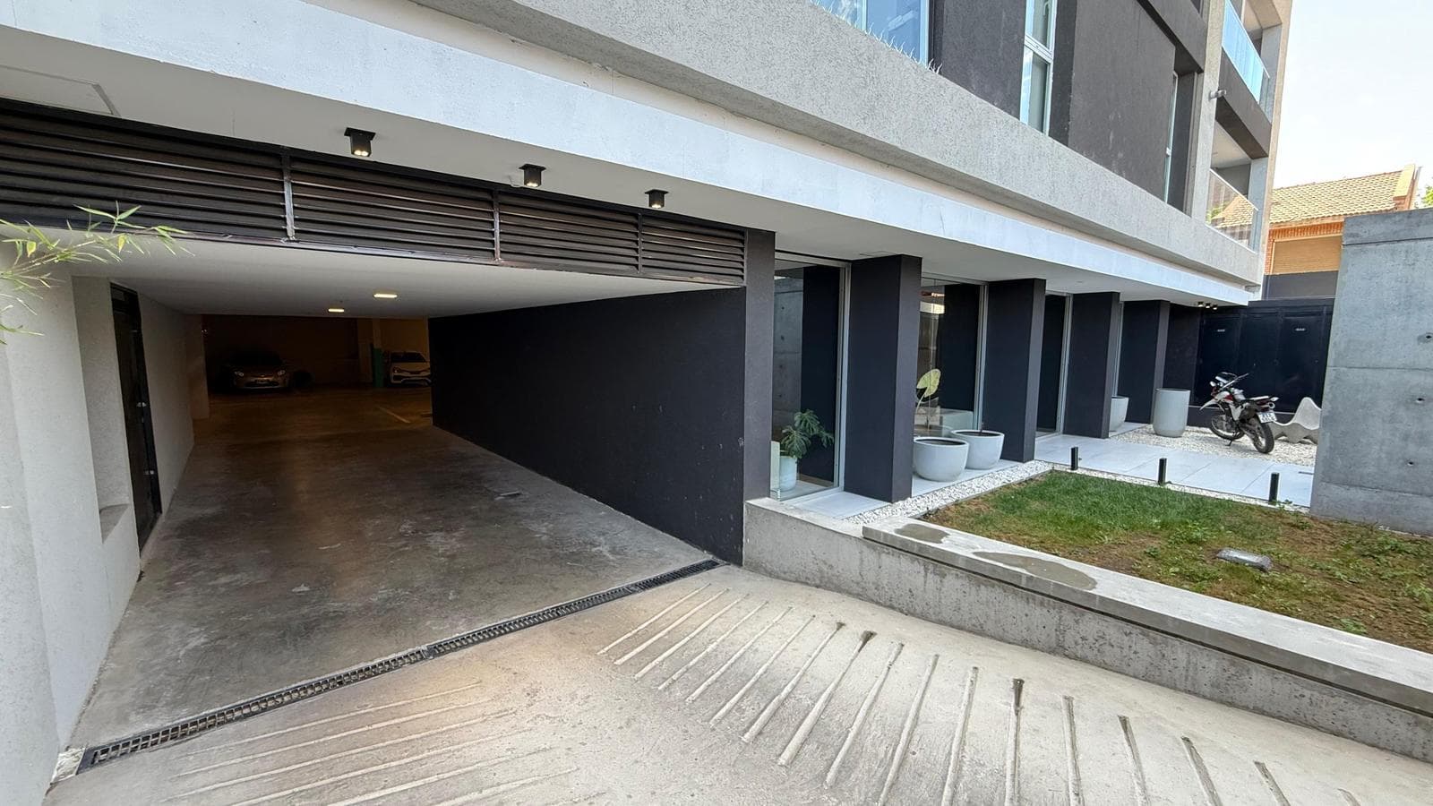 Venta Cochera Neuquén cubierta edif. R2 - 1