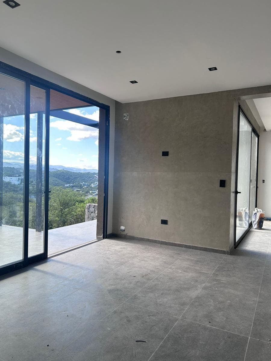 Casa venta en La Deseada 3 dormitorios 3 baños con seguridad 24 hs - 1