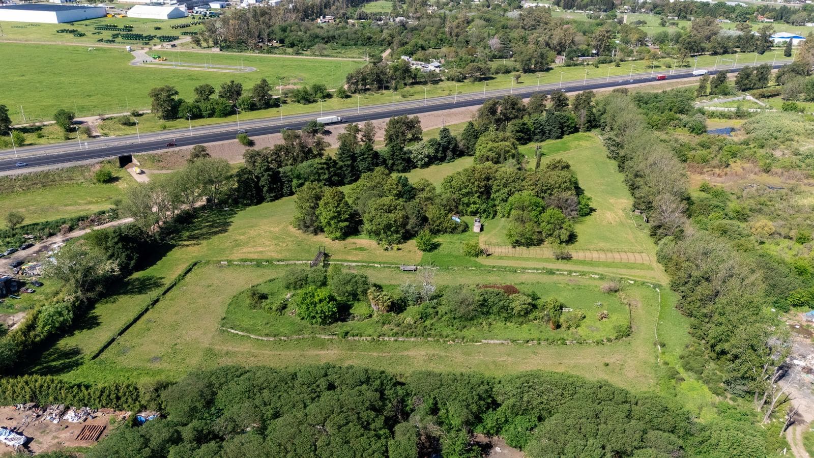 Terreno 4 hectareas, extenso parquizado, a metros autopista - 1