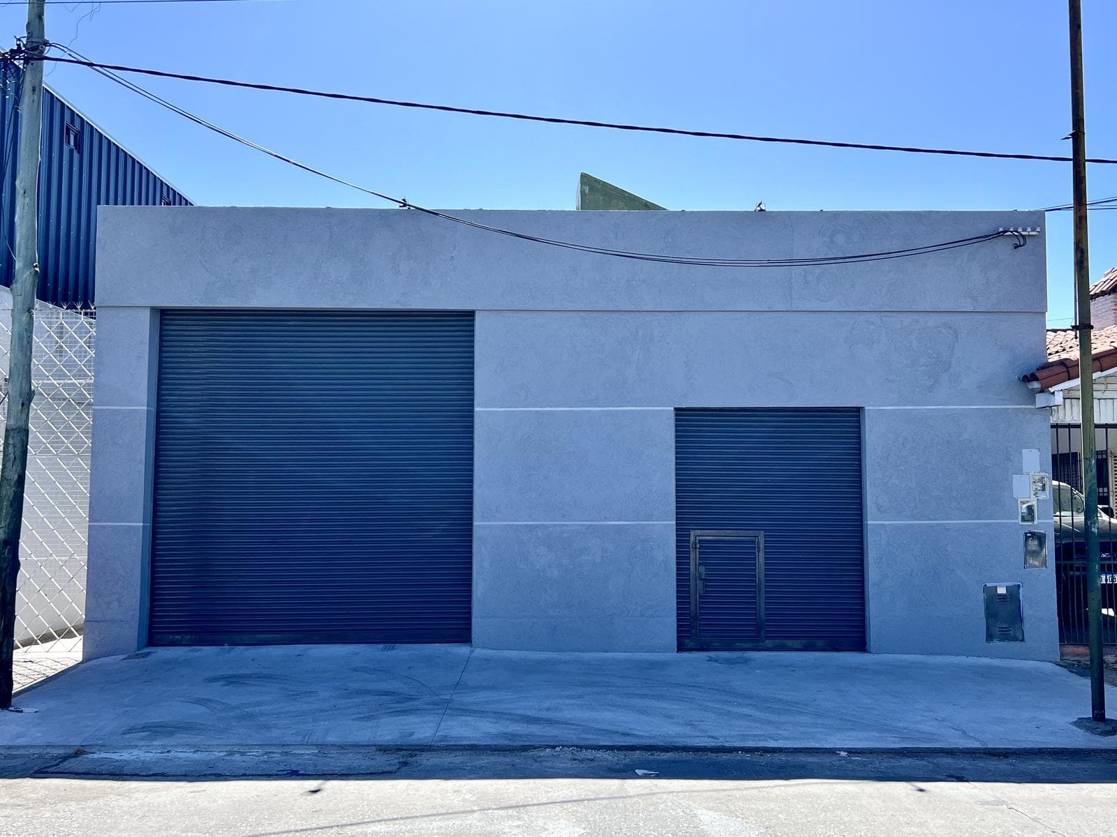 Excelente depósito de losa con local u oficina sobre la Avda reciclado a nuevo!!! - 1