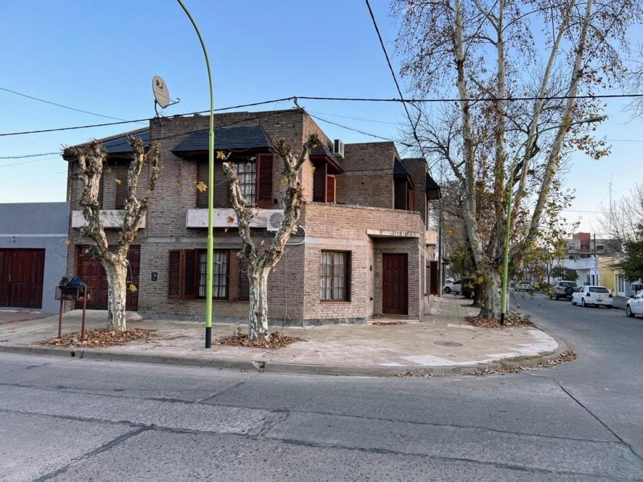 Casa en venta - 3 Dormitorios 3 Baños - Saladillo - 1