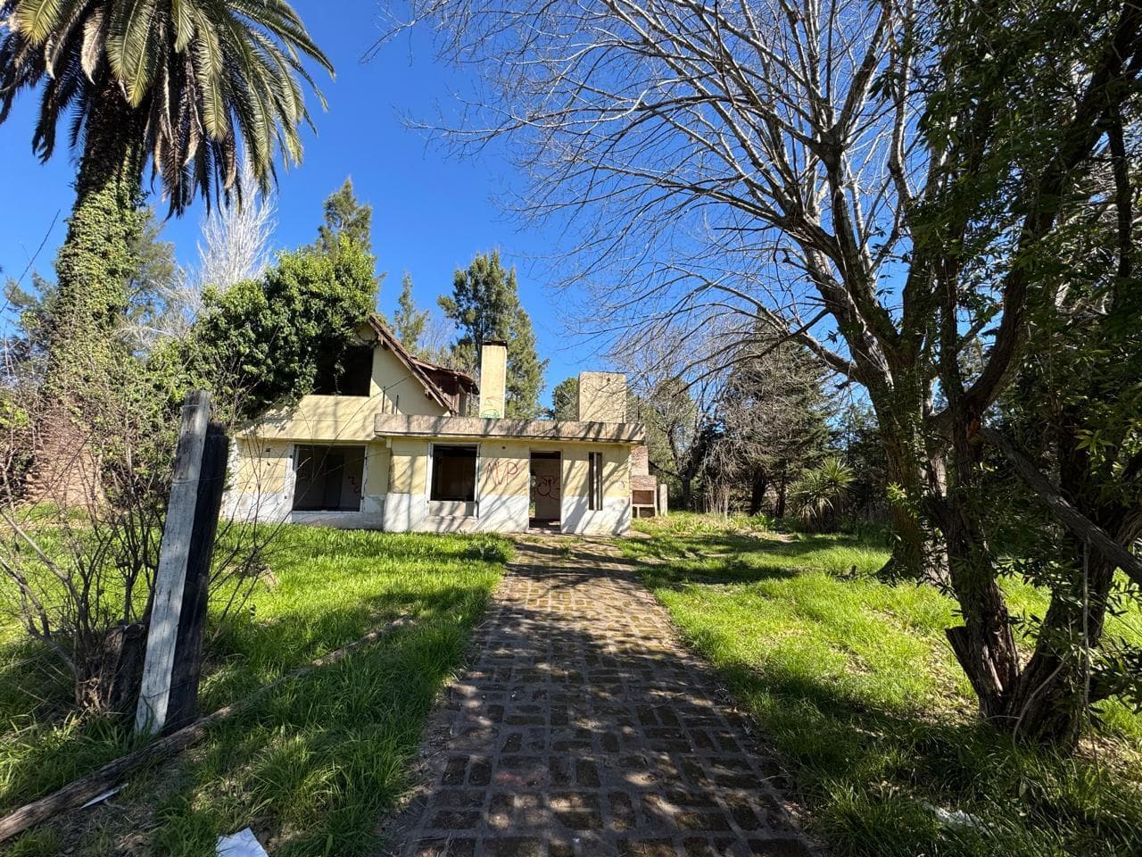 Venta lote con casa a refaccionar en El Cazador - 1