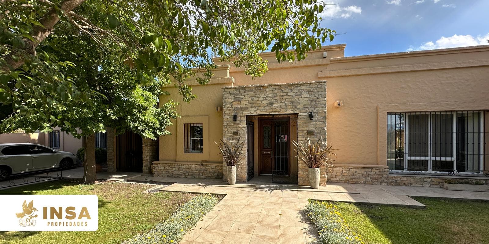 VENDEMOS CASA DE CATEGORIA EN VISTALBA - 1