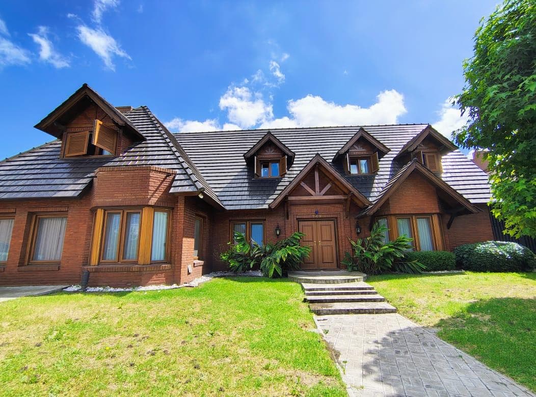 Casa en venta en Villa Sarmiento, 6 ambientes con pileta. - 1