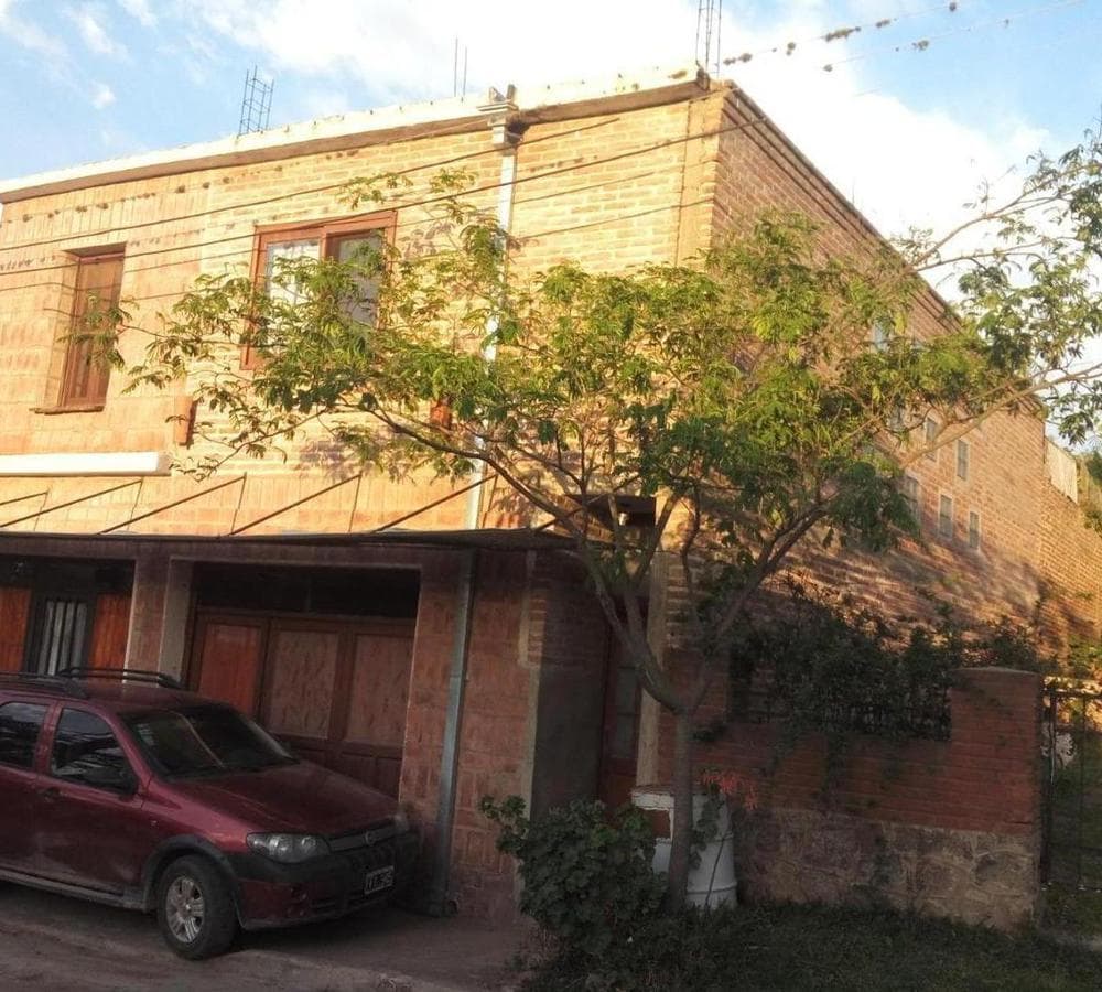 Venta de casa con locales comerciales en Agua de Oro - 1