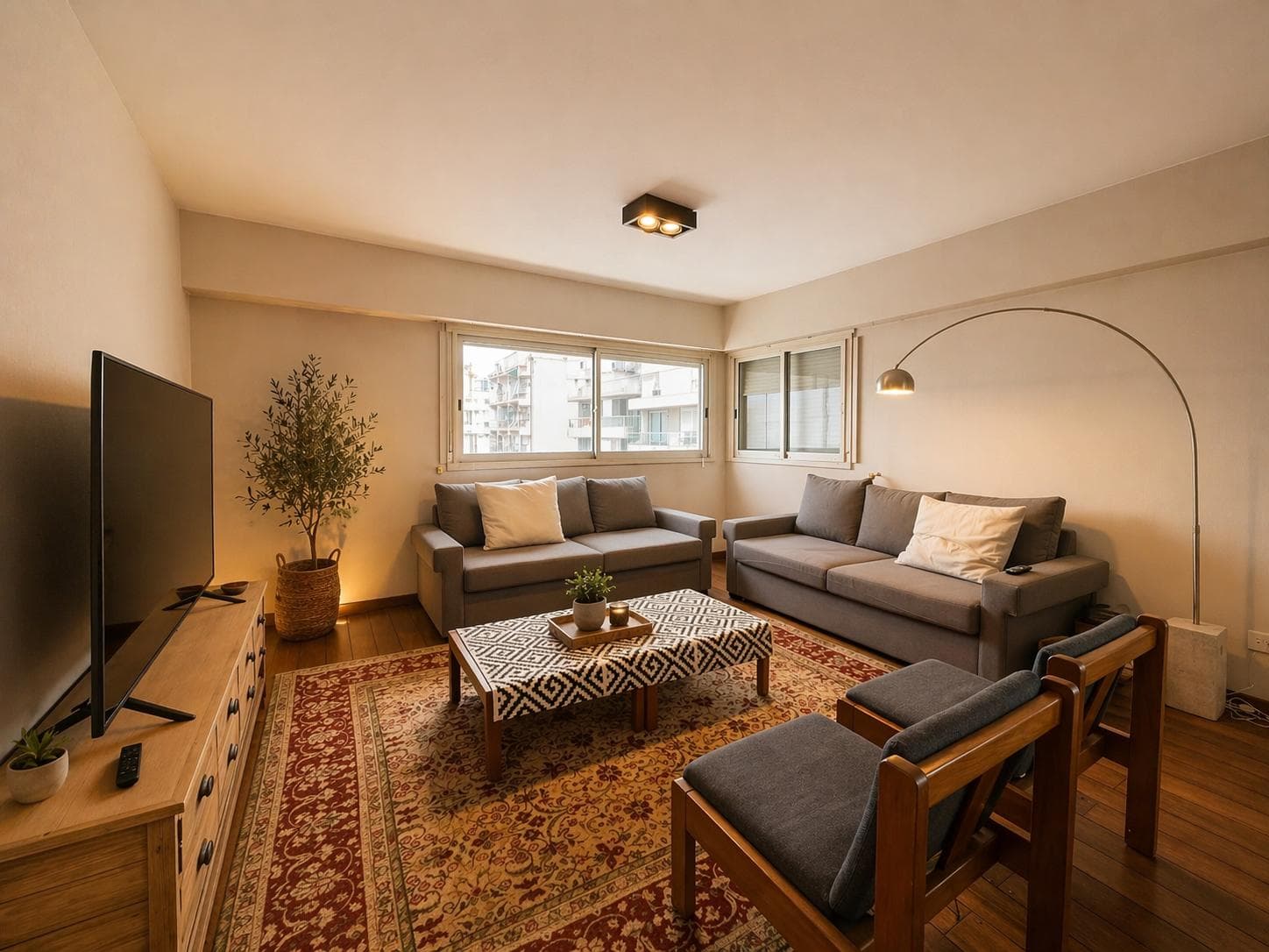 VENTA: Departamento de tres dormitorios, dependencia, con dos cocheras. Rosario, Centro - 1