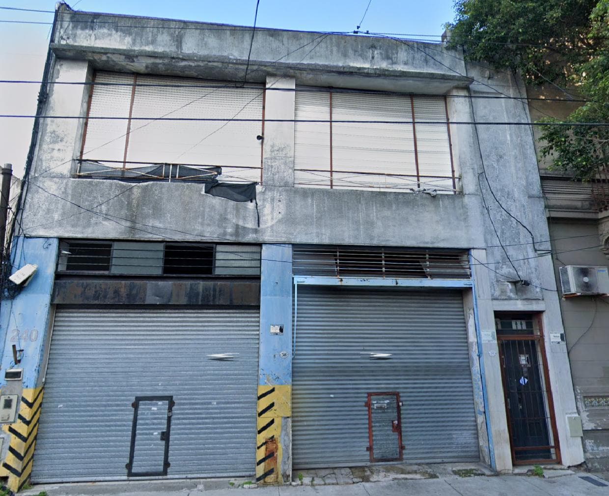 Depósito de dos plantas en flores, oficinas, entrada para camion, vestuario y baños - 1