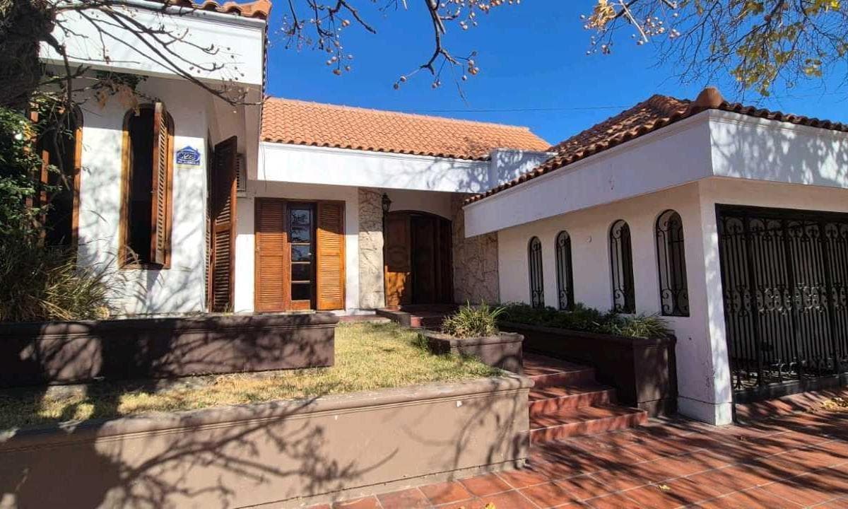 VENTA DE HERMOSA CASA DE CATEGORÍA EN CENTRO DE SAN MARTÍN – MENDOZA - 1