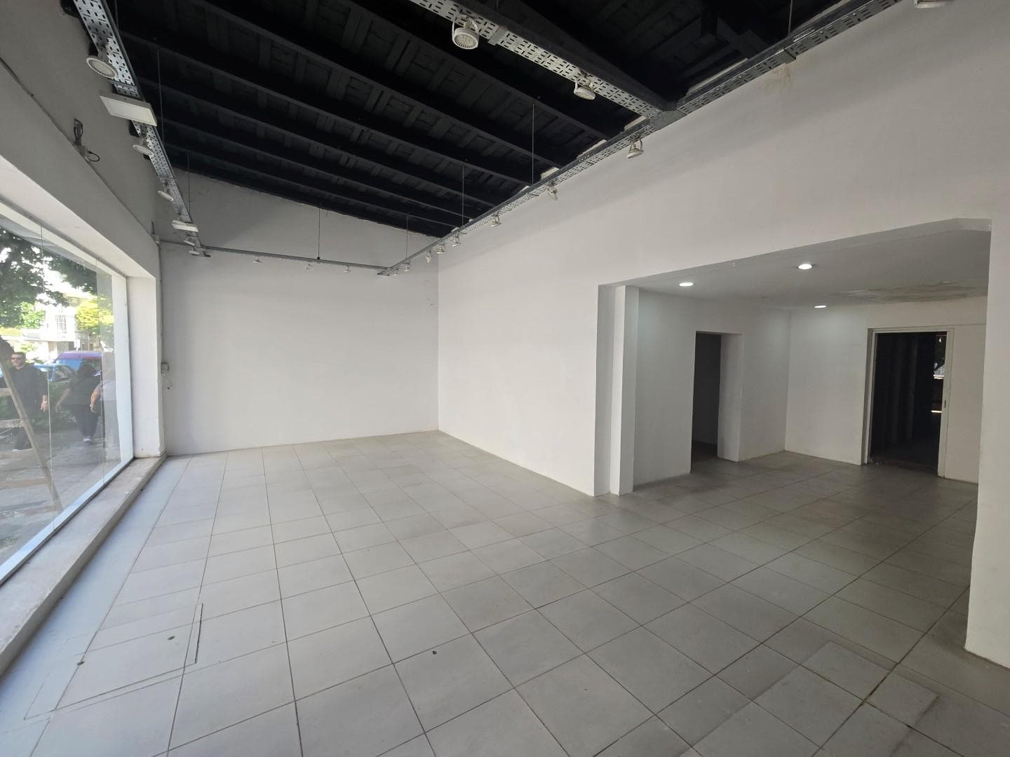 Alquiler Local sobre calle Córdoba 225m2 Con patio Amplia Vidriera Paseo del Siglo Rosario - 1