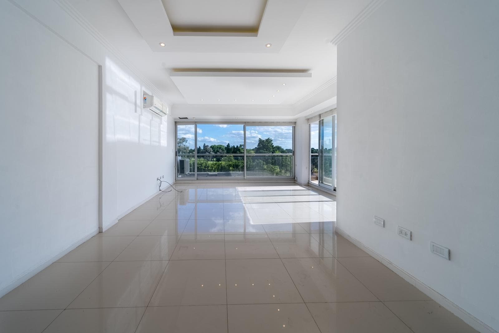 Departamento 3 dormitorios, cocina separada, cochera, Fisherton - 1