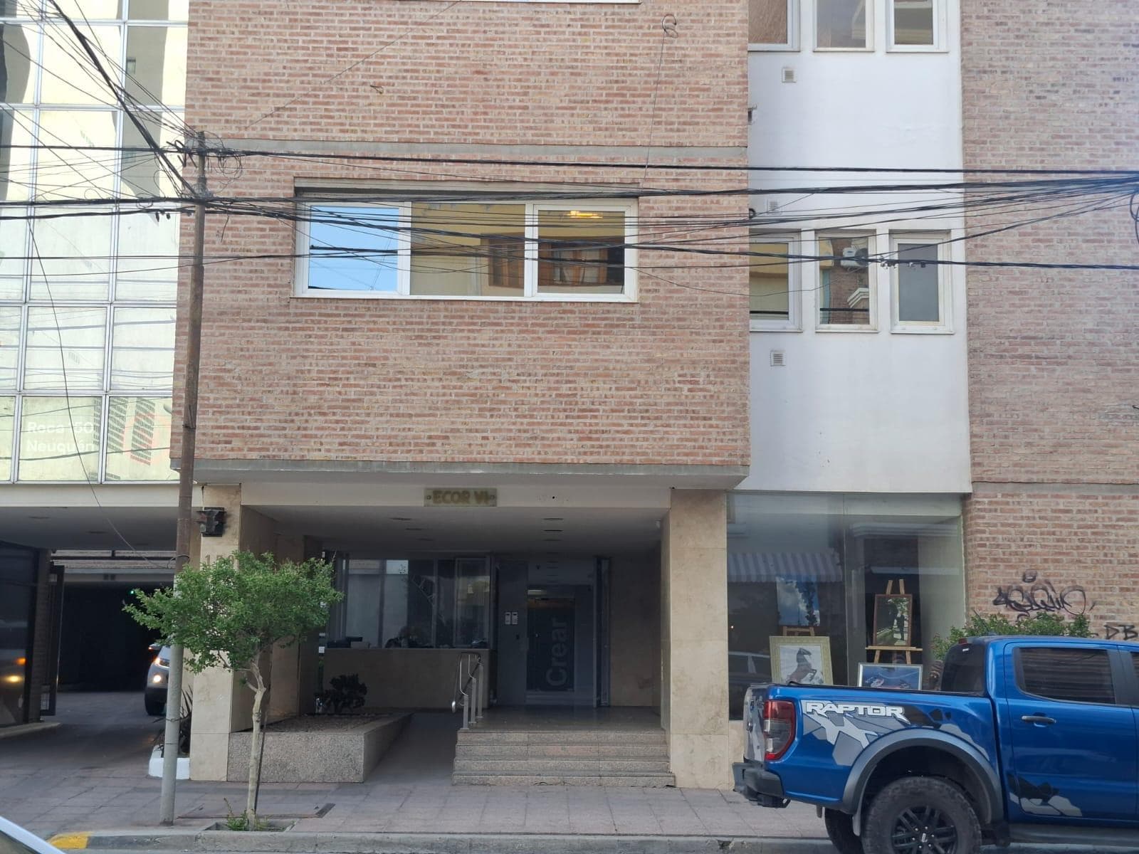 Alquiler departamento 3 dormitorios con cochera y baulera. Roca al 100. Edif. ECOR. Neuquén - 1