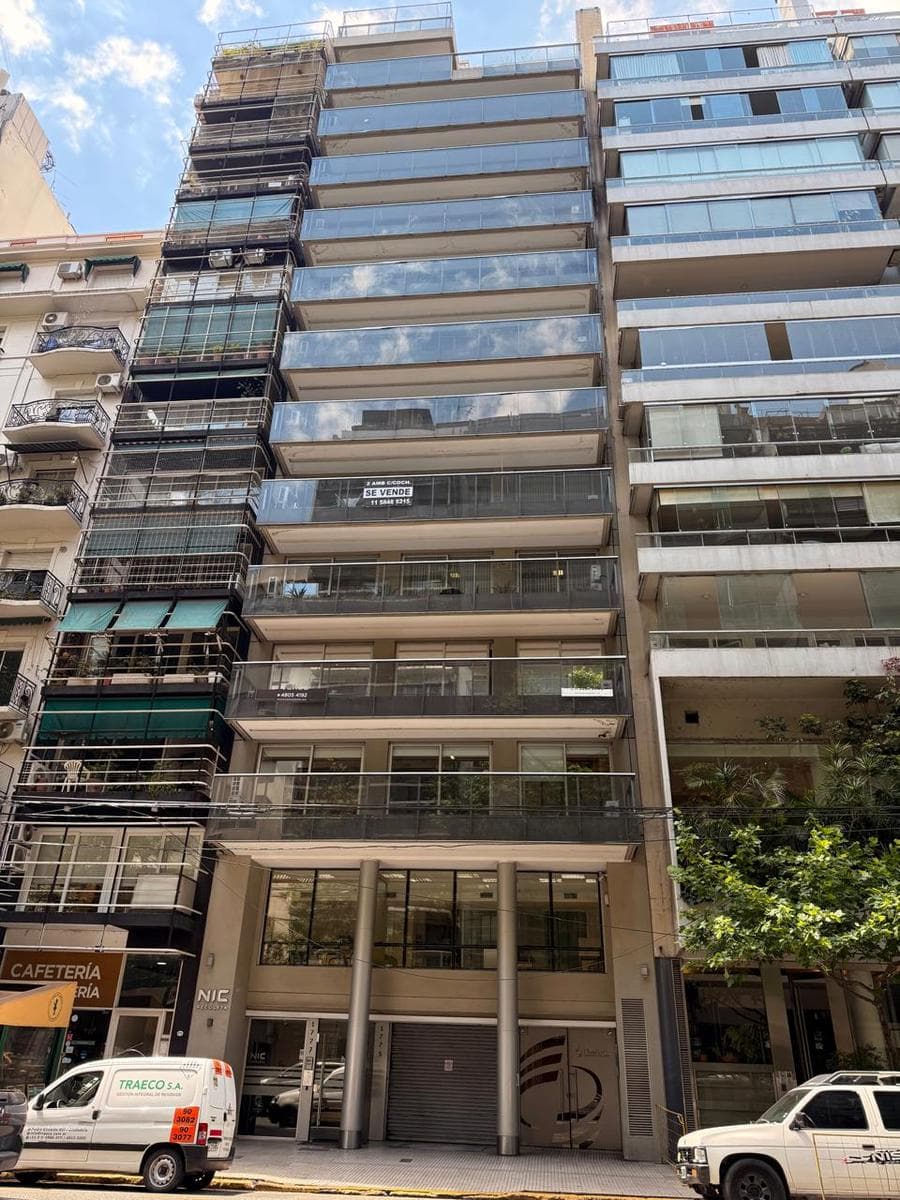 Oficina en piso alto con 2 cocheras con Excelente RENTA - Inquilino: Laboratorio - Zona 10 puntos - 1