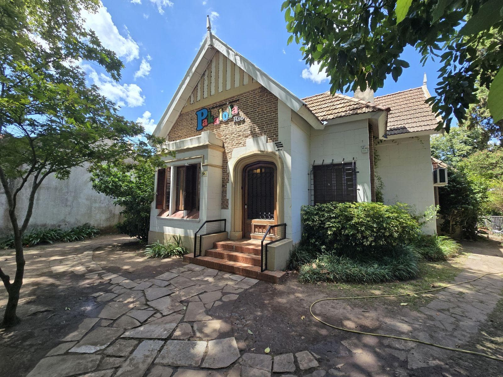 Importante casa de estilo en Alberdi - 1