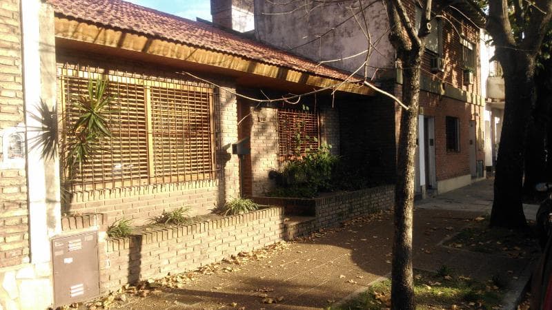 Chalet 3 ambientes lote propio próximo Av. Maipú. Olivos. - 1