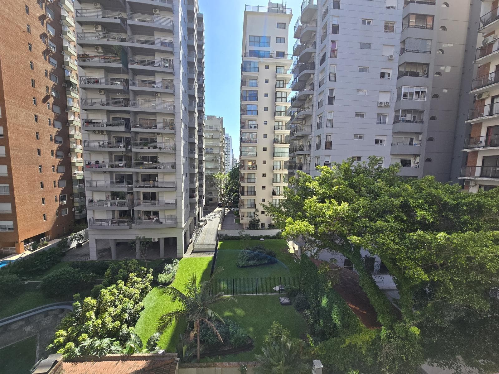 Edificio Rivarola en zona de la Isla, departamento muy amplio con palier privado - 1
