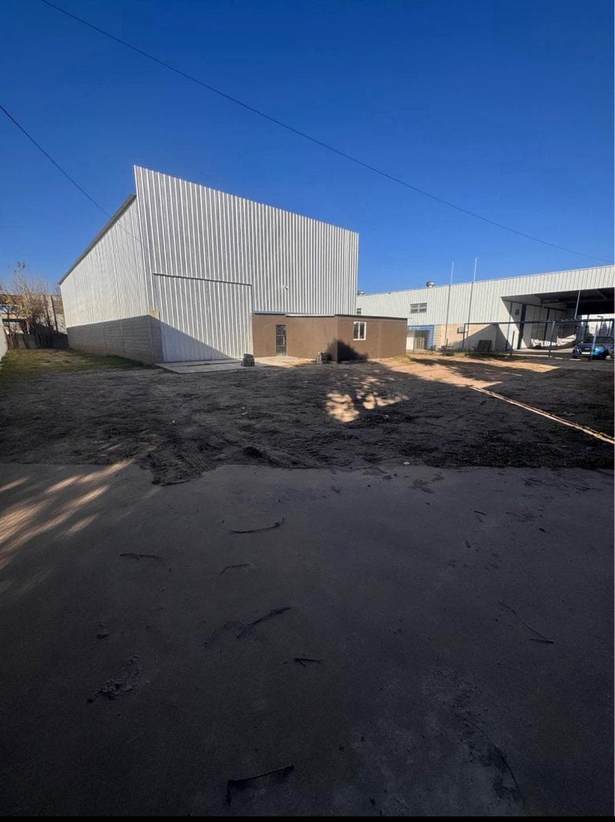 Espectacular Galpón con nave de 505 m2 y 35 m2 de oficinas - 1