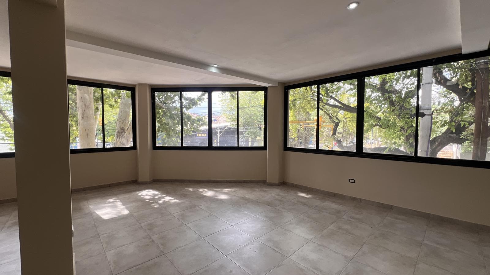 Oficina amplia y luminosa estrenar - 1