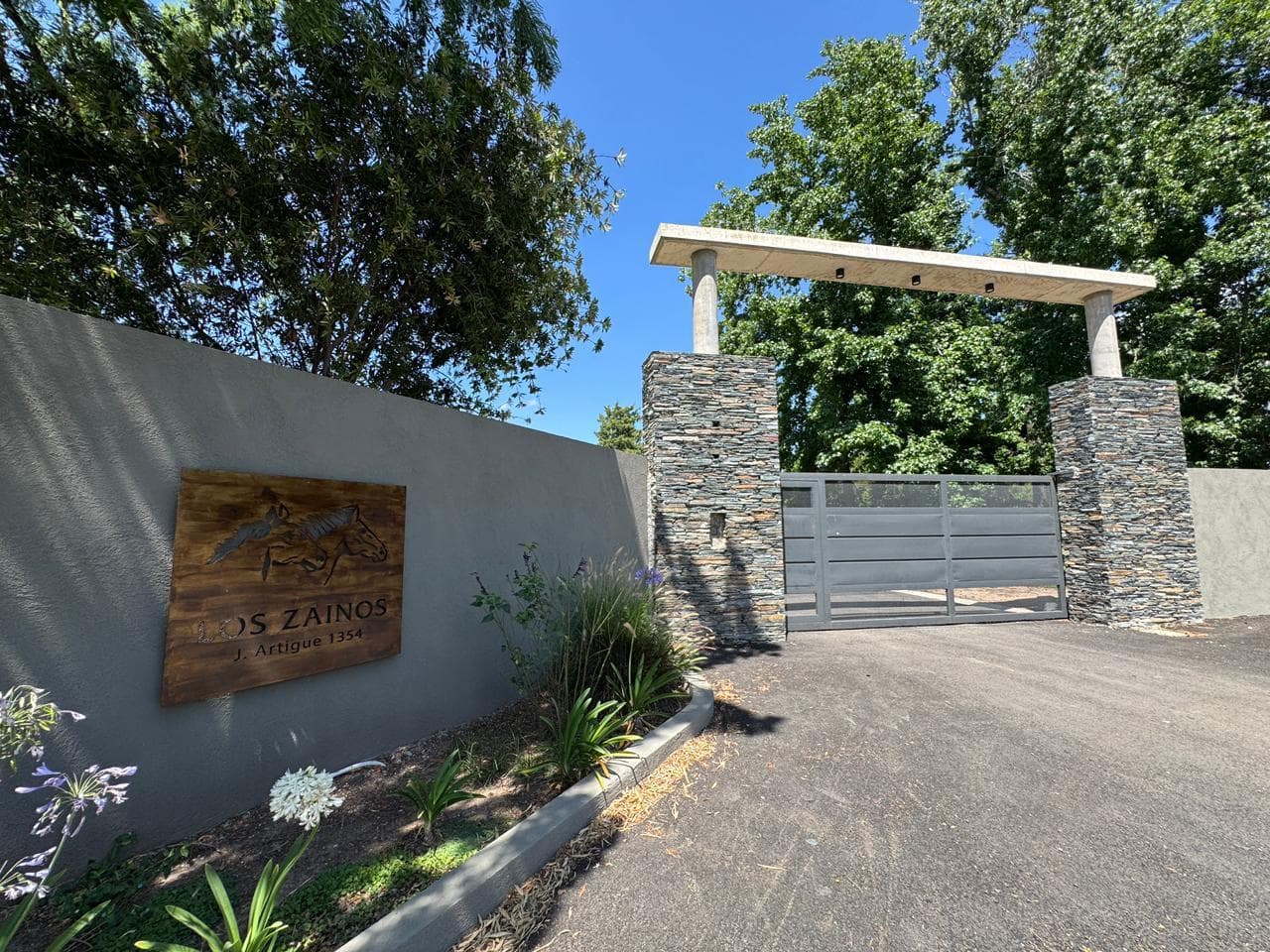 Venta lotes en B° con Porton en Bella Vista - 1