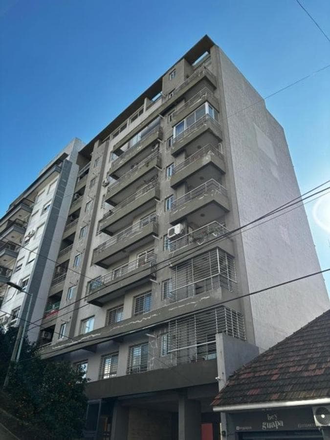 OPORTUNIDAD - Cochera Cubierta Centro de Banfield - 1