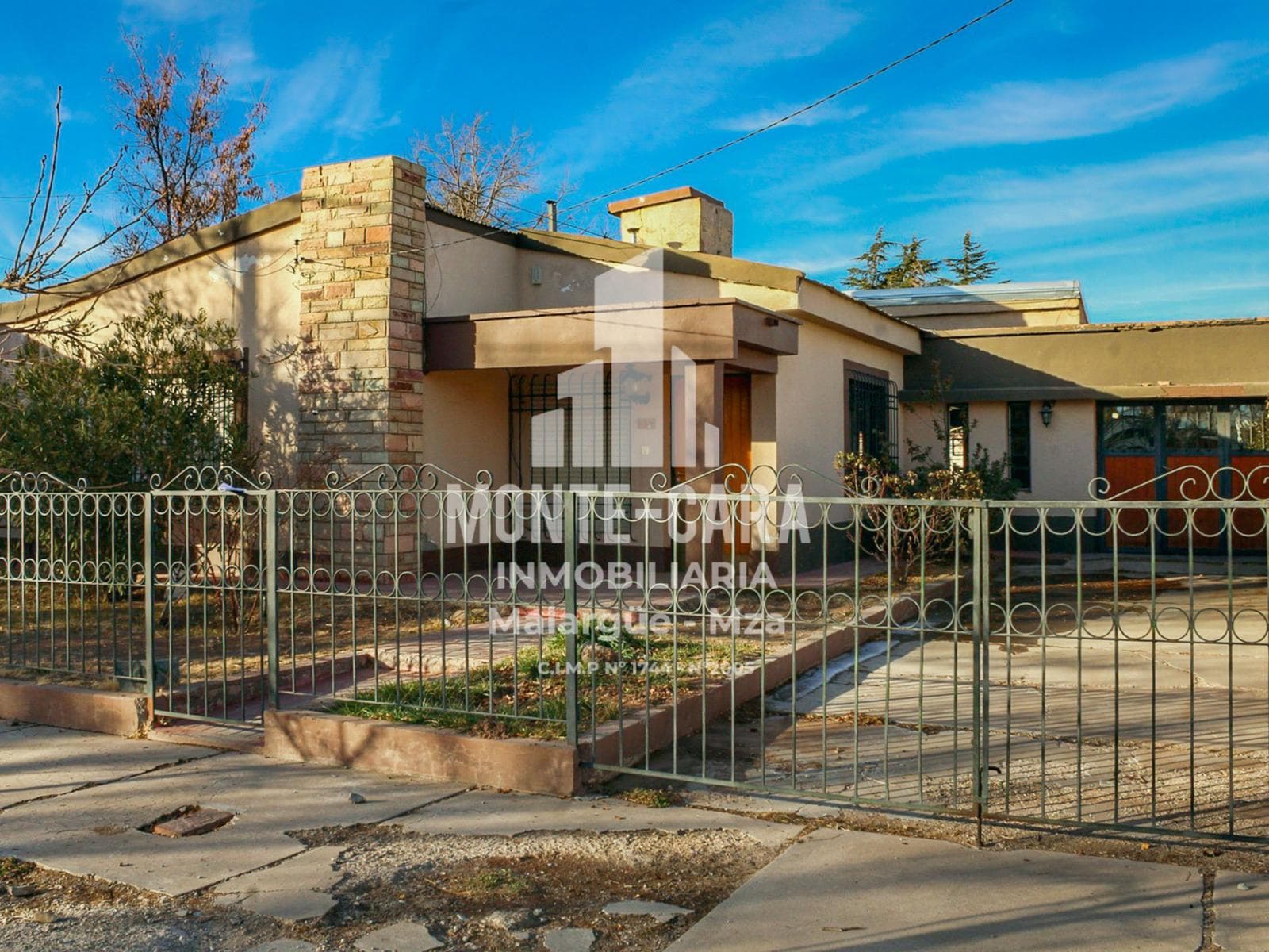 Excelente casa con oficina en zona residencial, Barrio Parque - 1