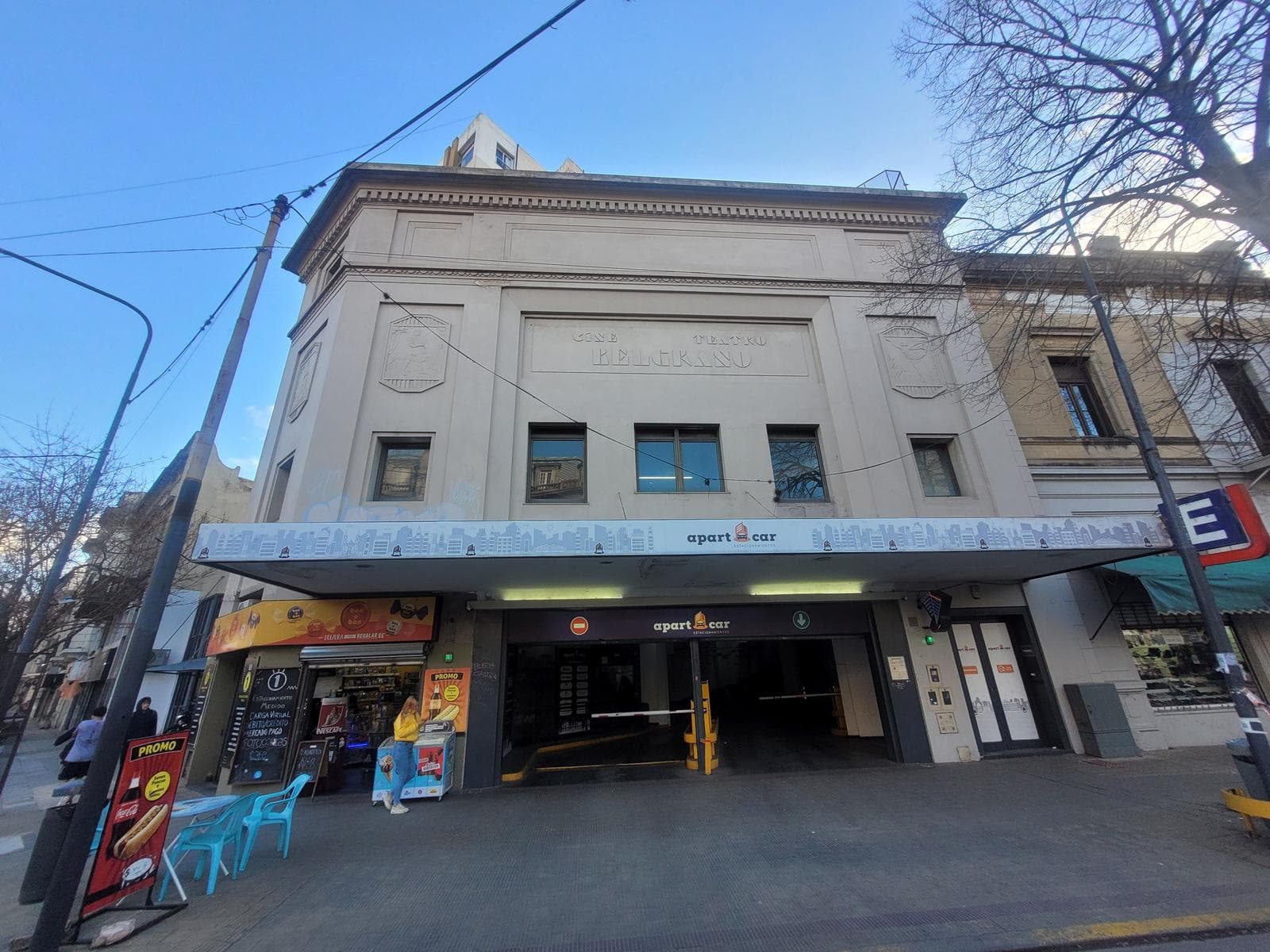 Edificio de cocheras con local comercial - 1