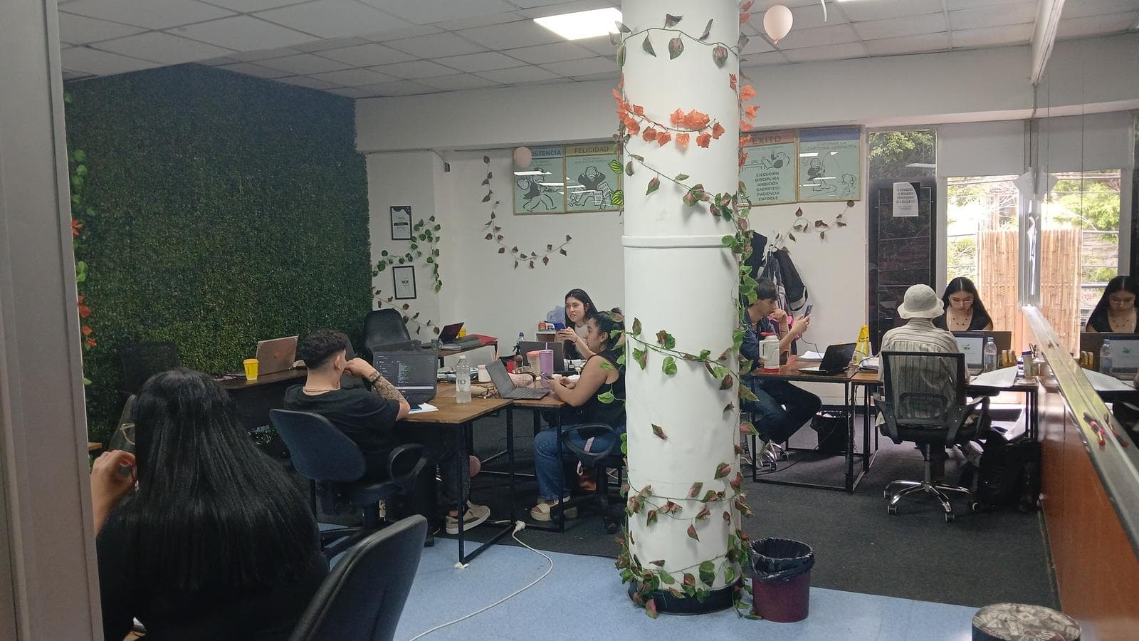 Amplia oficina Frente Vidriado en 1er. piso de 180m2, Av, Rivadavia 3800 a metros de Medrano Almagro - 1