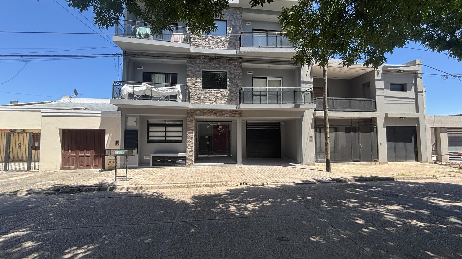 DEPARTAMENTO EN VENTA-UBICADO EN PLANTA BAJA- COCINA/COMEDOR-BAÑO-LAVADERO-2 DORMITORIOS. EXCELENTE UBICACION. - 1