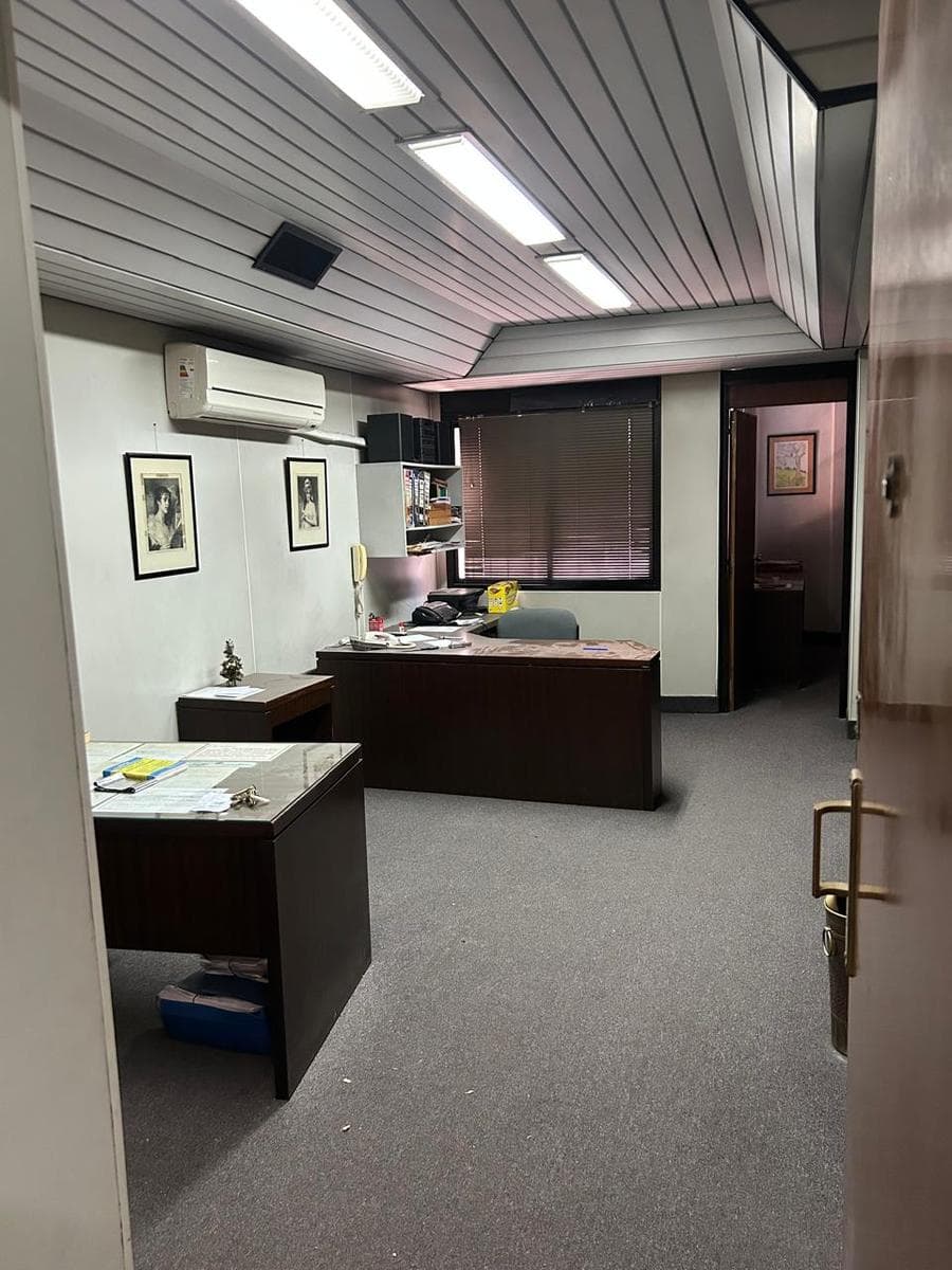 Oficina en primer piso por escelara en excelente ubicación - 1