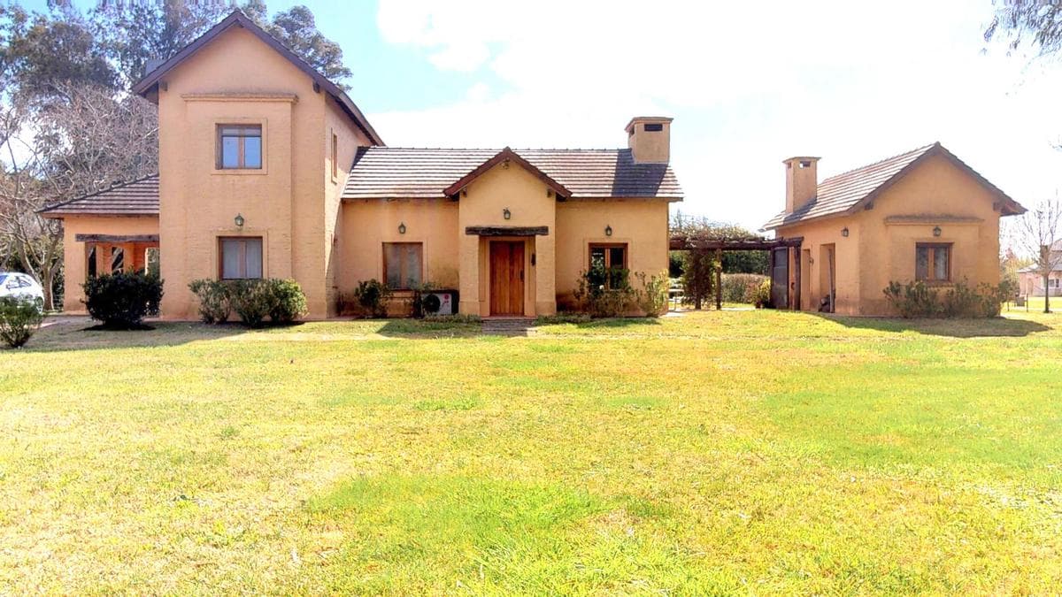 VENTA DE CASA DE 4 DORMITORIOS EN CAMPOS DE ROCA - 1