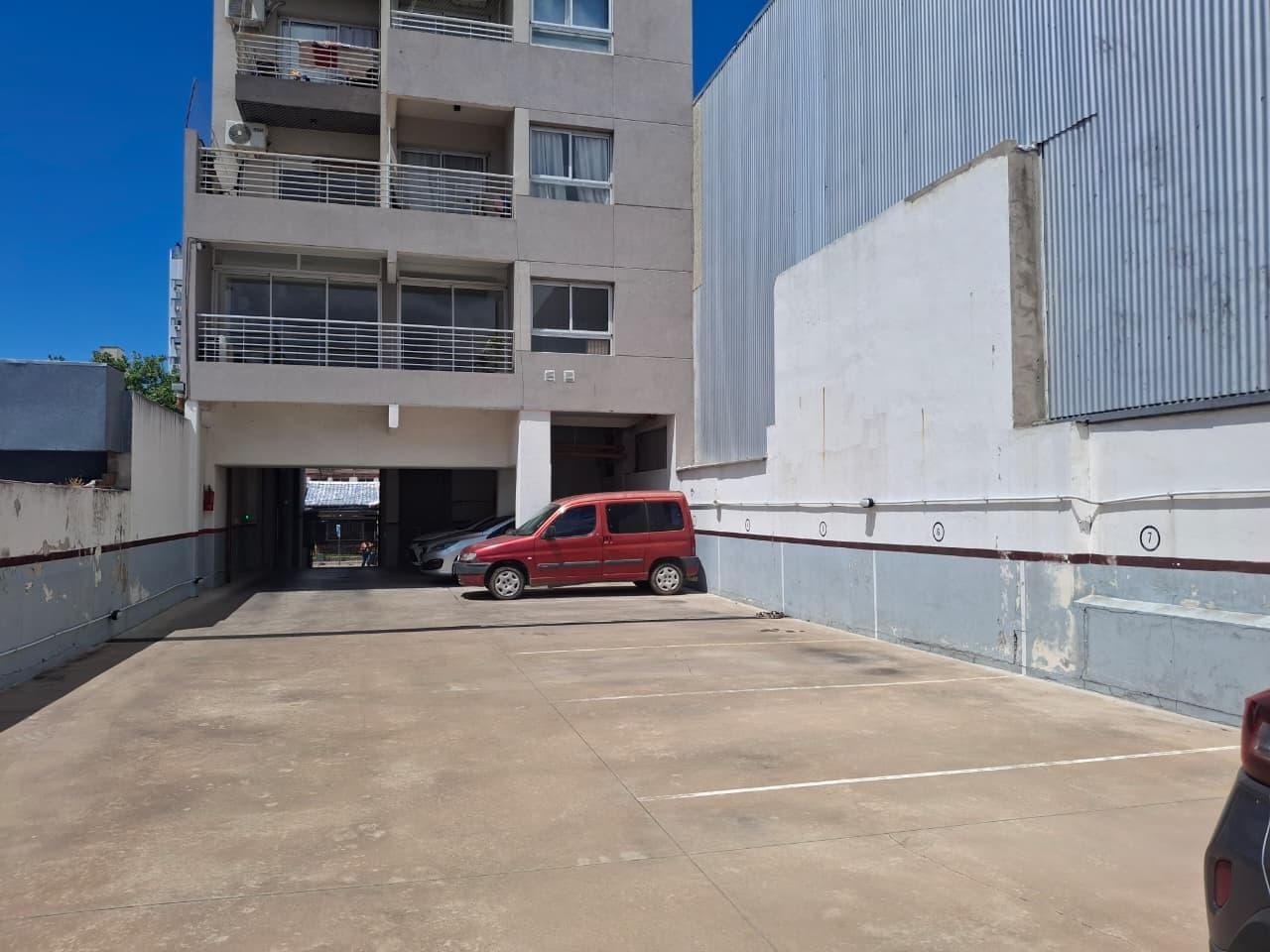 Cochera en venta Banfield Este centro a metros de la estacion - 1