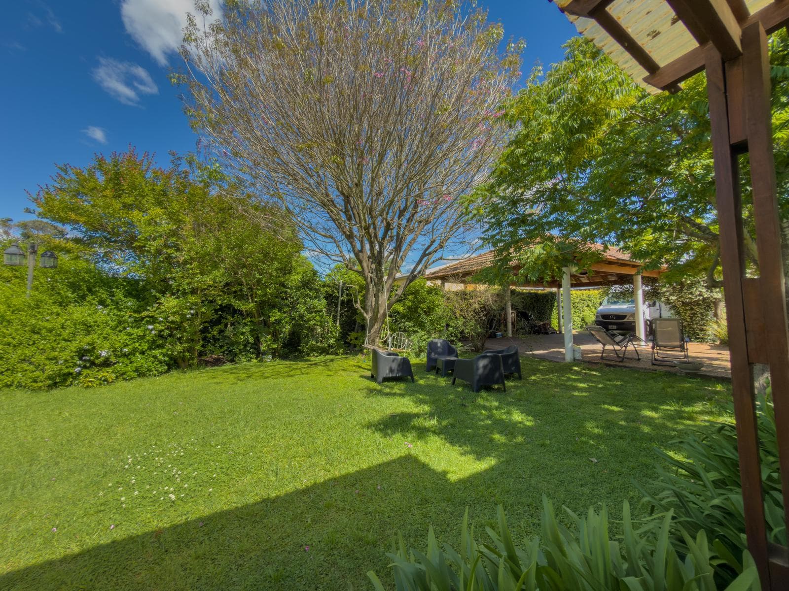 Venta de casa 4 dormitorios, jardin y cochera - 1