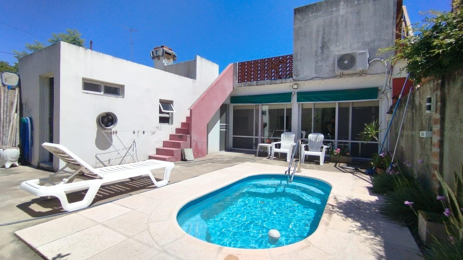 VENTA - CASA TRES DORMITORIOS CON QUINCHO CERRADO Y PILETA - VILLA CONSTITUCIÓN CENTRO - 1